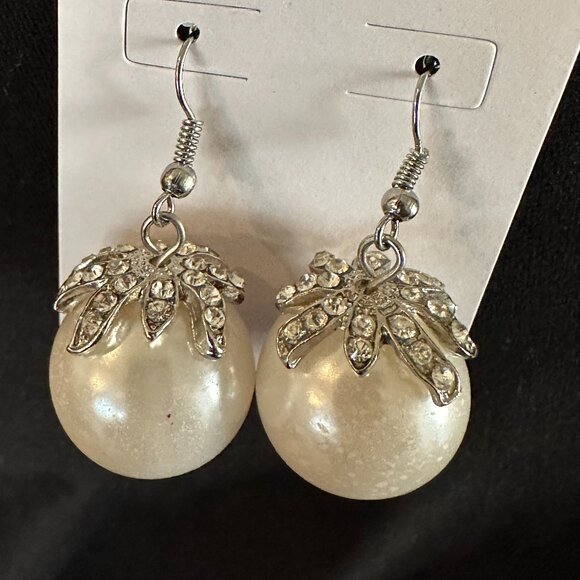 VINTAGE FAUX PEARL and RHINESTONE DANGLE EARRINGS - Picture 4 of 7